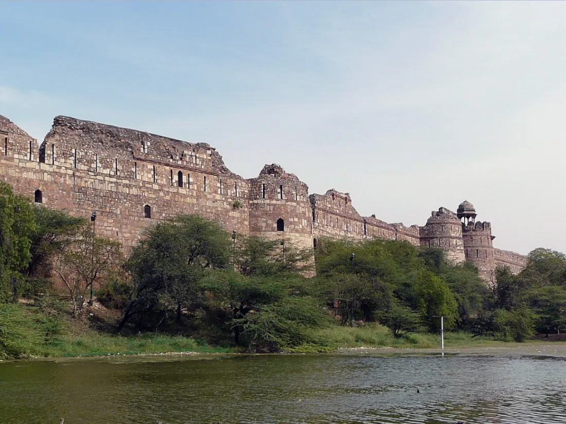 Pháo đài Purna quila được xây dựng trên nền đất tường thành cổ xưa ở Delhi